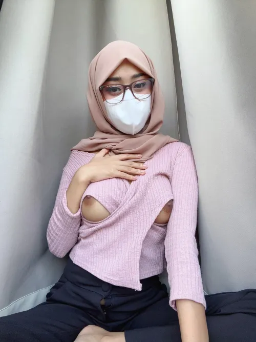 Hijabi peekers
