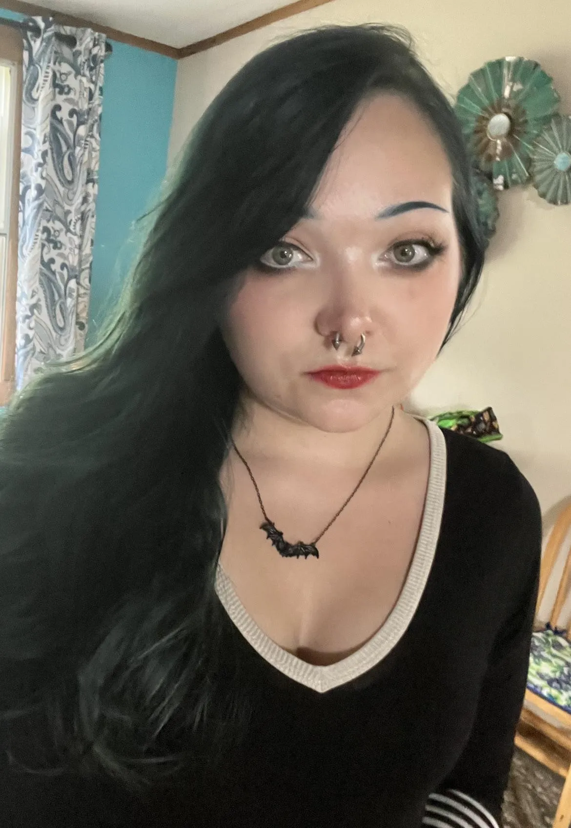 I can be your sweet dream 😘 or a beautiful nightmare 😈 just treat me well and I’ll do the same