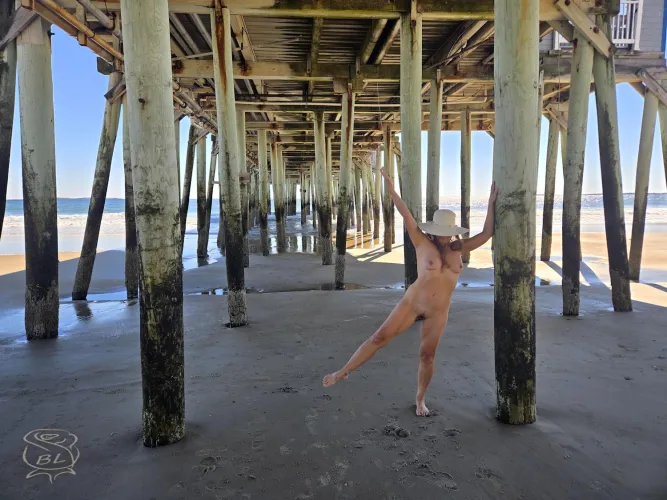 Sexy moms have fun under the boardwalk 😋