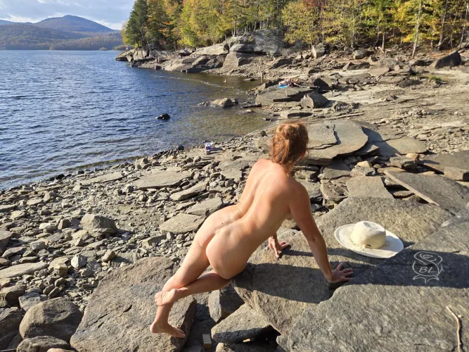 Sexy moms love to be where they can go bare 😋