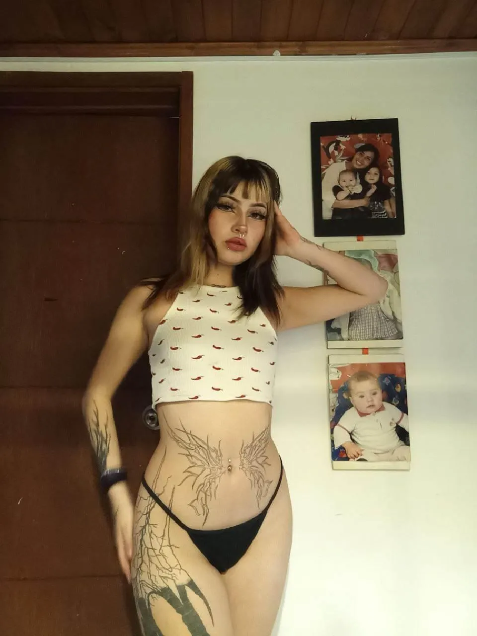 Umm pls dont mindd or bully me for my cut marks, but am I looking thick for a 18yo thing. If not how can I fix this so someone breaks me open and fucks me