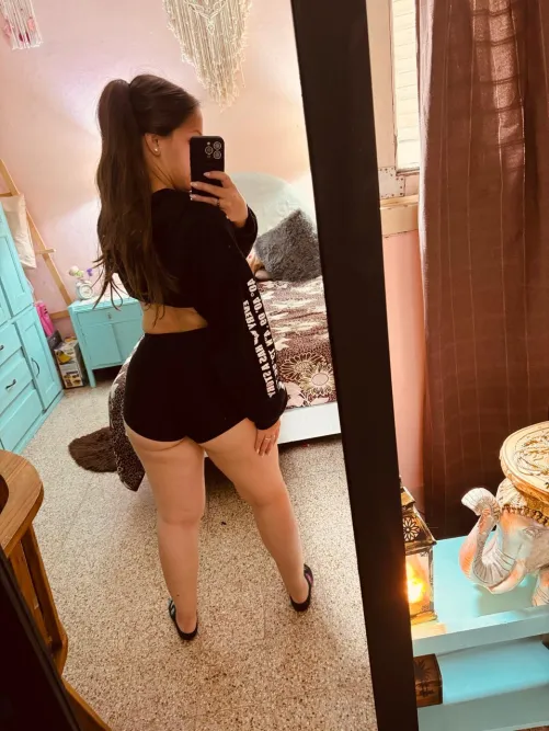 Une tenue simple, mais des idées moins sages