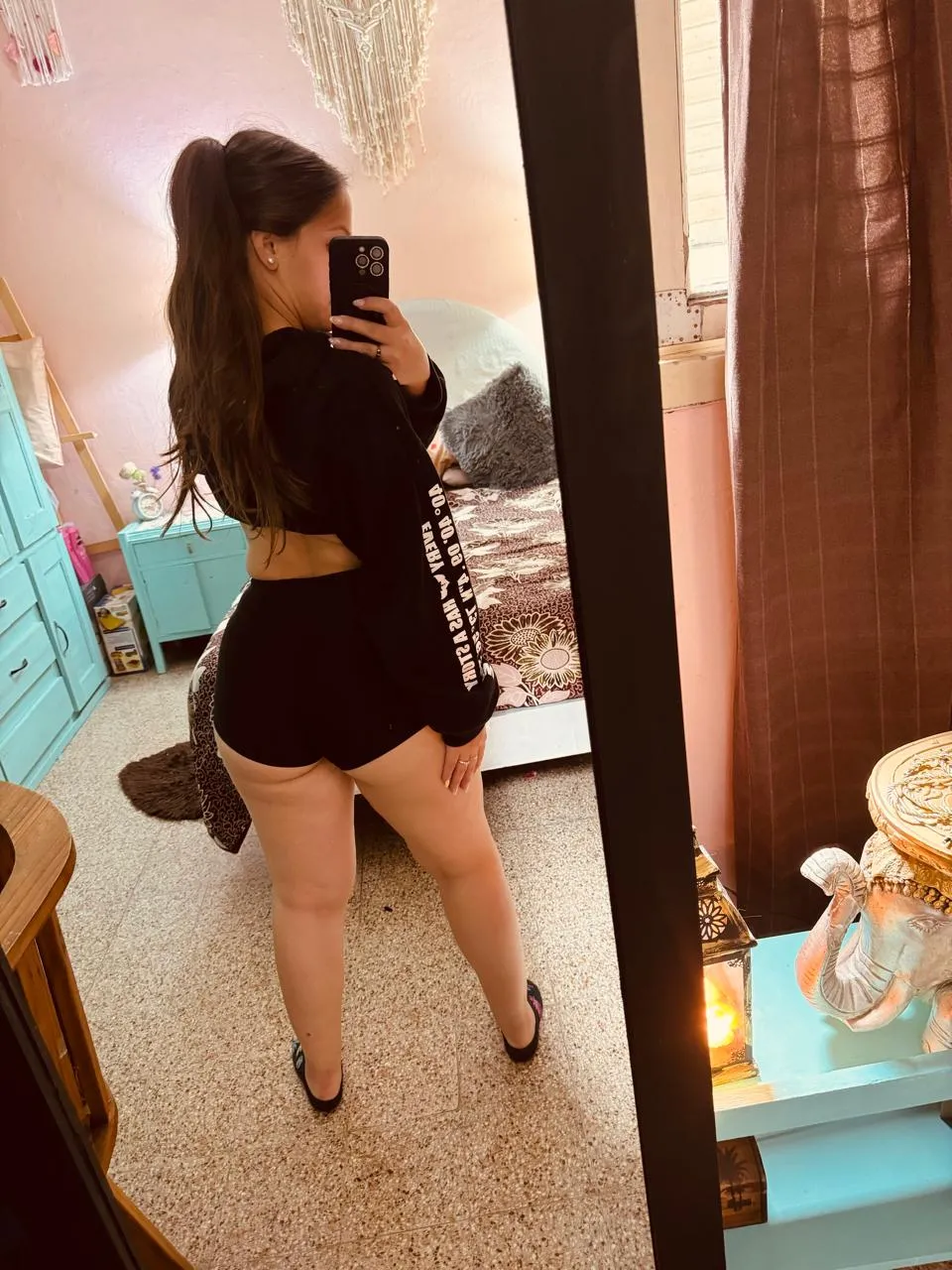 Une tenue simple, mais des idées moins sages