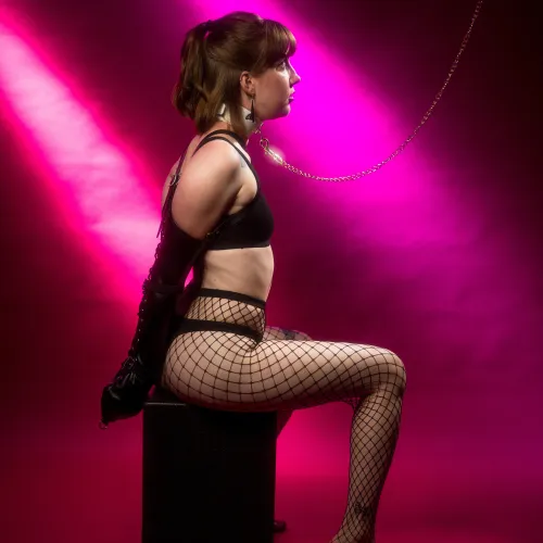 we love a goth girlie with a light bondage kink 🙃