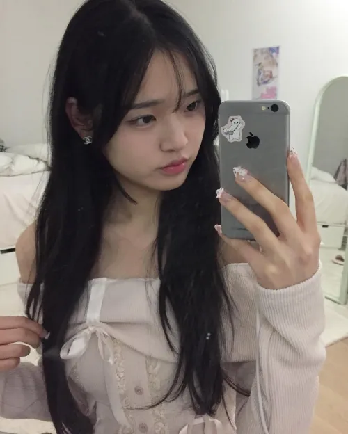 any older men wanna be the 1st to ruin my virgin pussy? :3