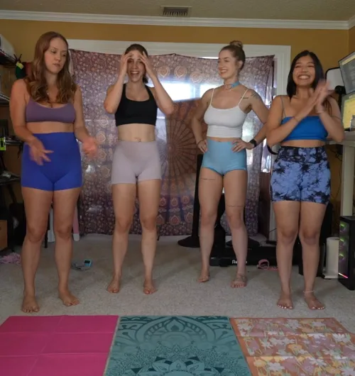 Happy Saturday!! FULL NUDE 30+ min GGGG yoga workout is up now for free on my OF & Fansly!!! 😈😈😈😈👩🏼‍🤝‍👩🏻👩🏼‍🤝‍👩🏽