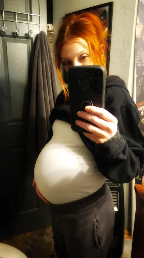 Belly is starting to pop uncontrollably 🙈