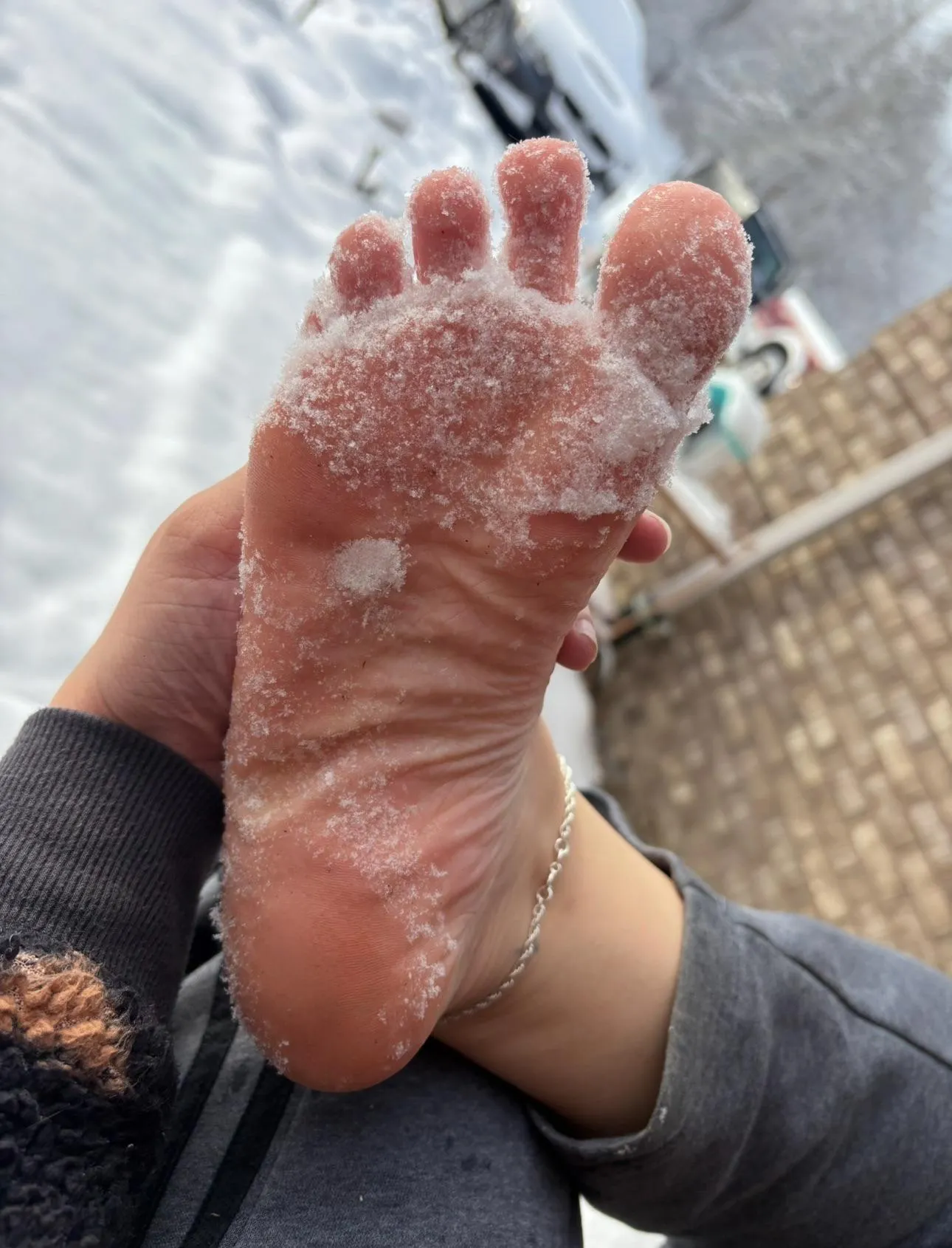Do you like snowy feet?😜❄️