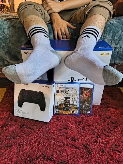 Time to get down on your knees and take a deep sniff of Sires socks 💪🔥