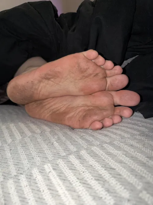 Who wants to lick the dirt off my soles?