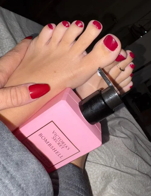 Will you rub lotion on my pretty feet?😩♥️