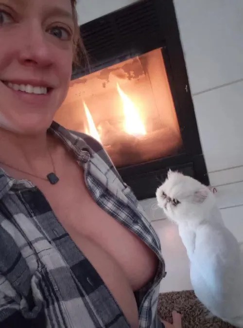 I think the cat have got eyes 👀 for Dee's boobs 😁