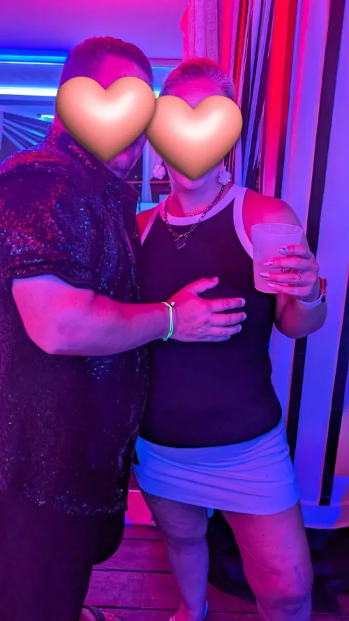 [44F43M4F] Denver couple looking for F to give my husband a BJ while I watch.