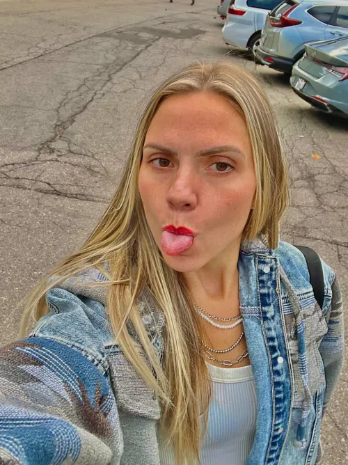 Does this vibe come off sweet… or quietly bold? 😈