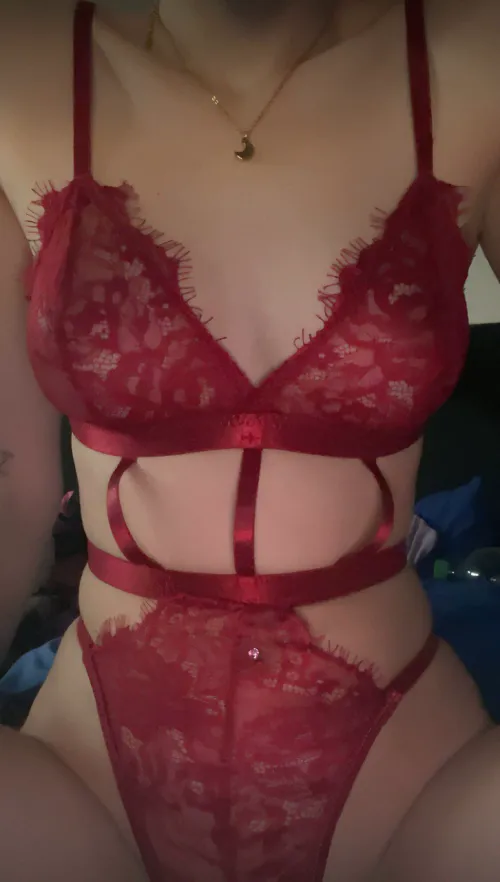 Ich ficke meinen Dildo, weil ich keinen echten Schwanz finde. Hilfst du? 🙈