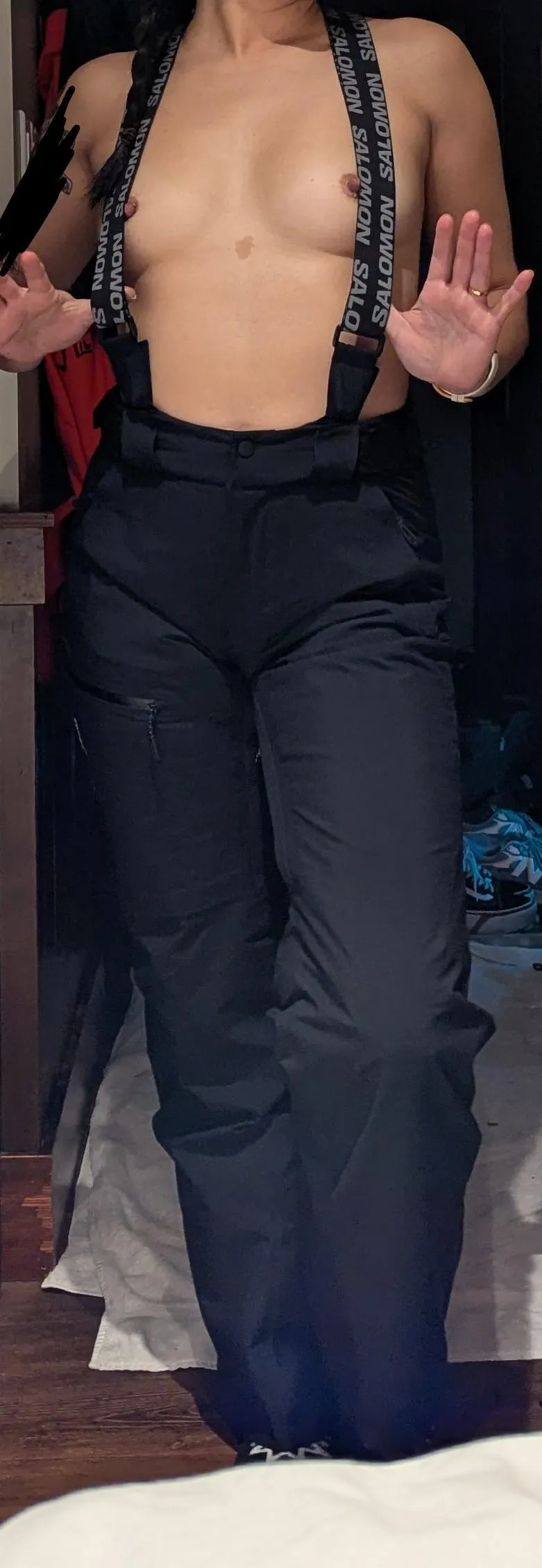 R/bluntandcherry challenged us to show her in her ski pants and nothing else ;)