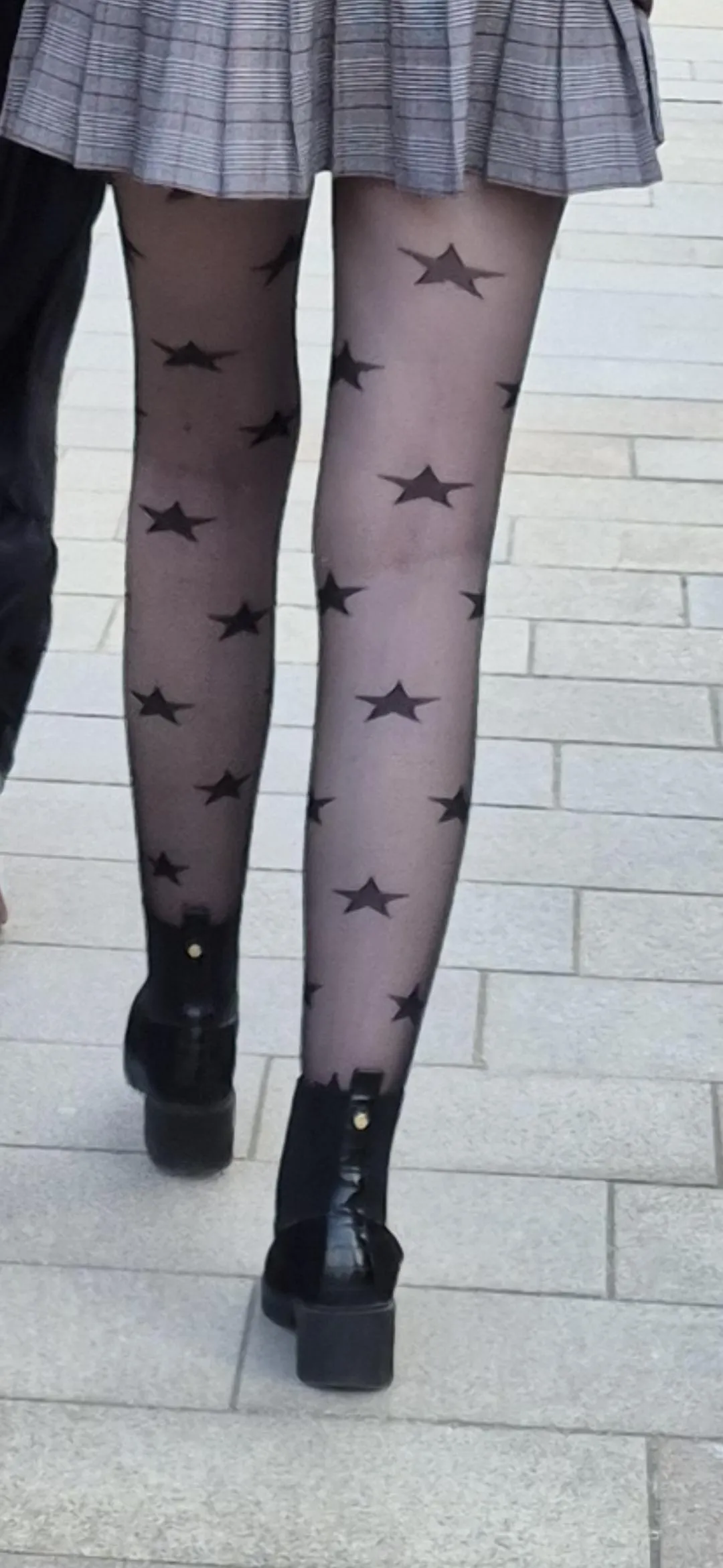 We need a patterned pantyhose comeback!