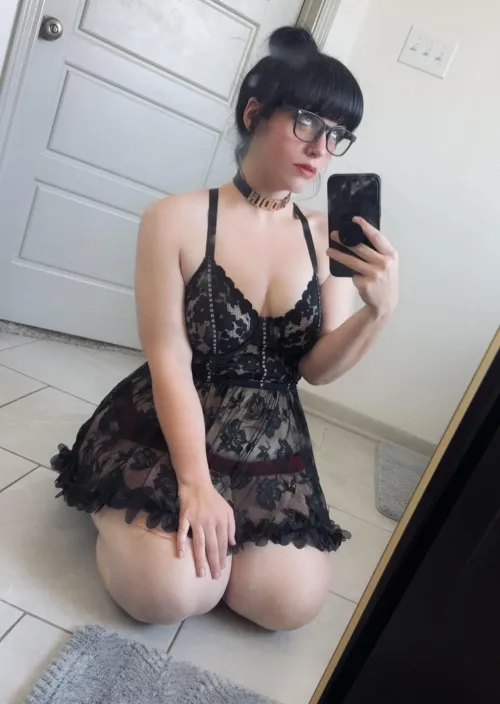 Let me sit so obediently for you 🖤