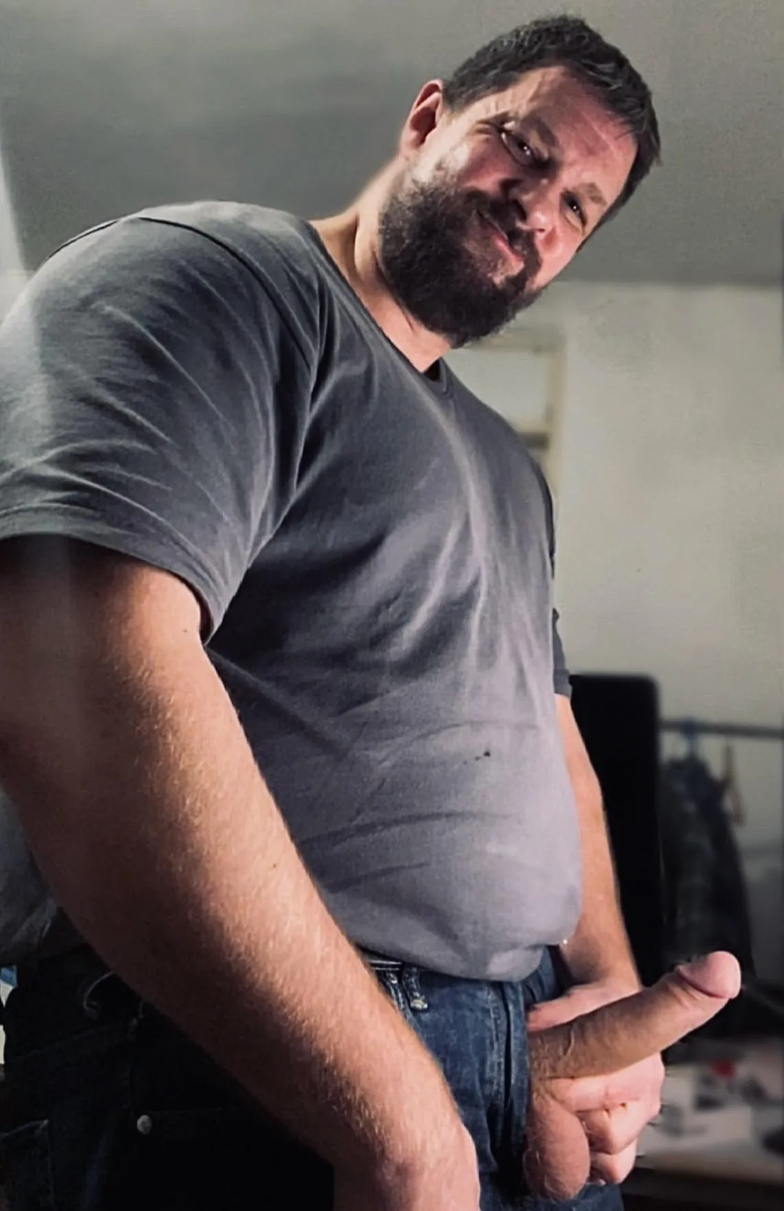 Macho bros among themselves after a few Drinks: “Let’s compare. The loser gets on his knees...ok” .