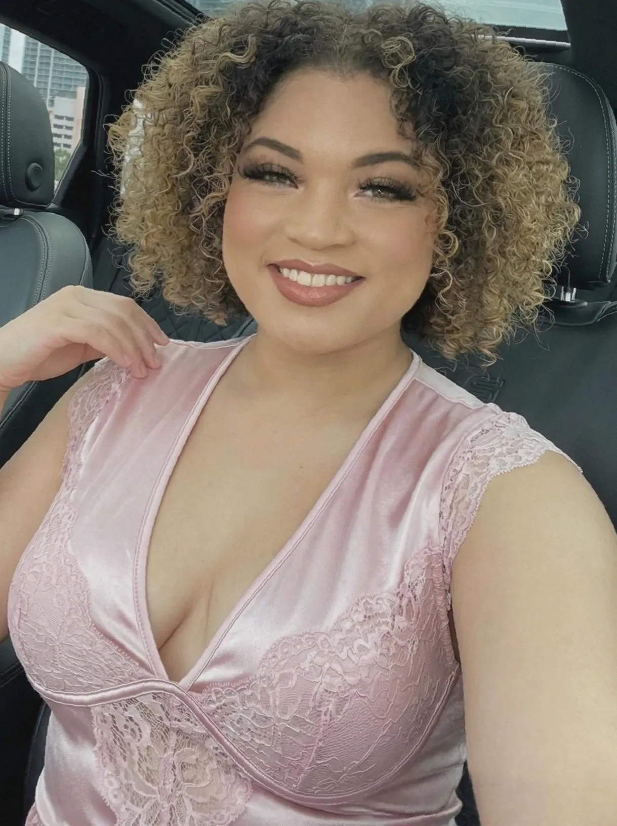 The first 100 people who write will receive my car nudes from me.