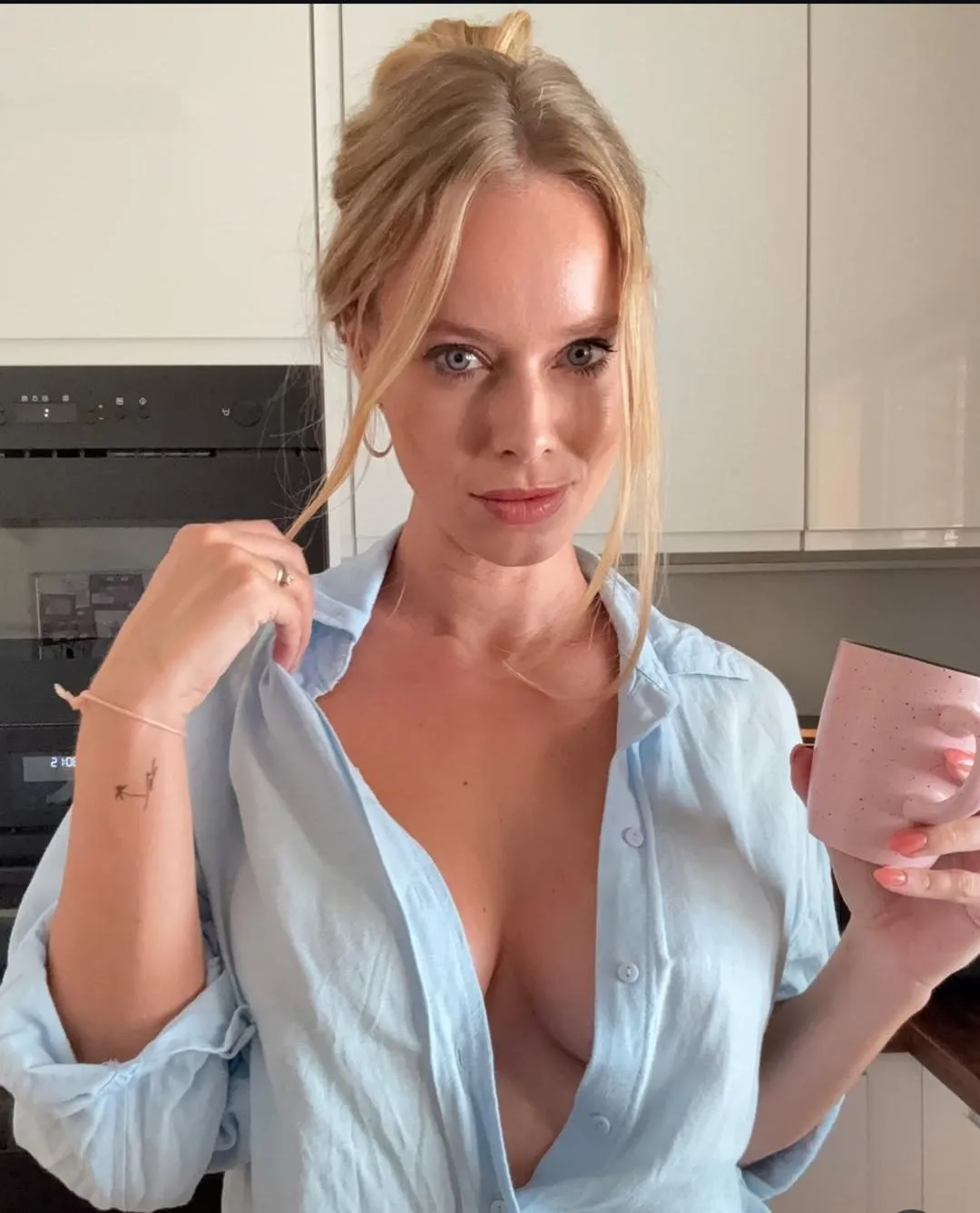 Unbuttoning more than just this shirt ..😚🌀