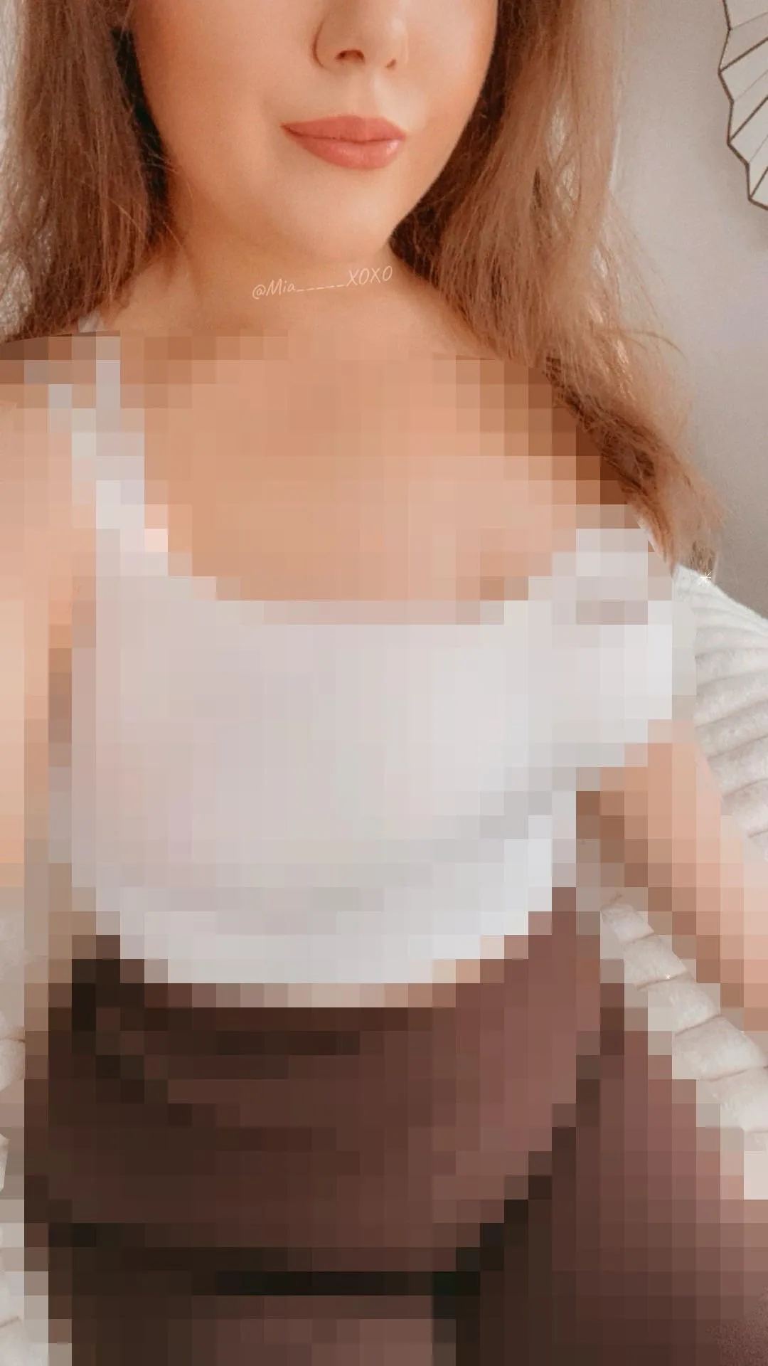 you don’t even need to see my whole face to spiral. my hot pixel curvy body and my pretty pink lips are enough to break you 🌀🤍