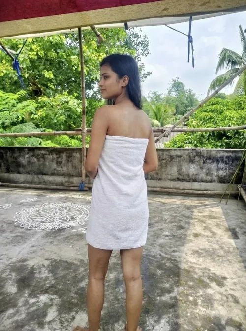 Roaming at roof in towel. Let the Pandal labours get some views.