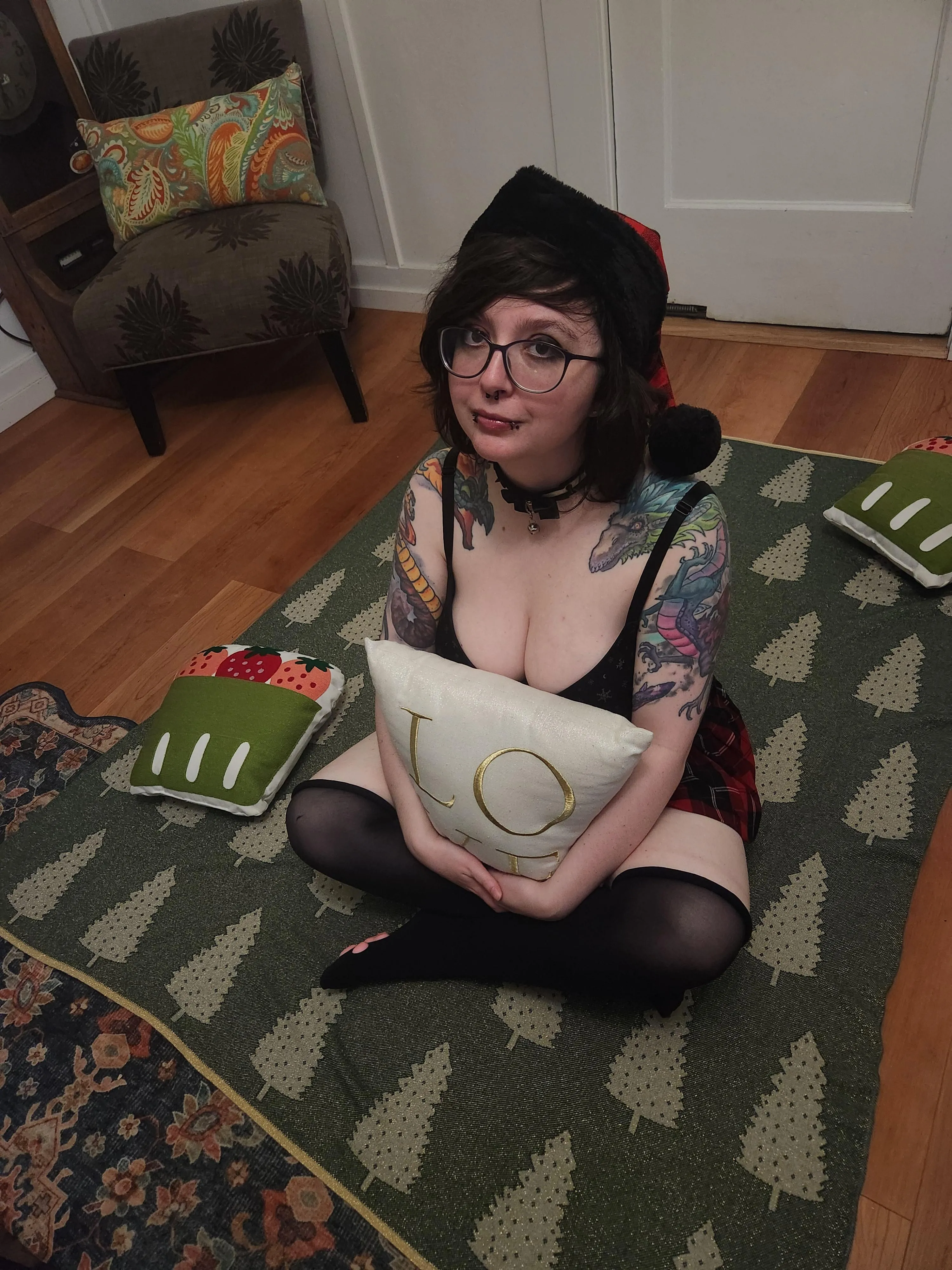 Have a wonderful Christmas full of plenty of cleavage.