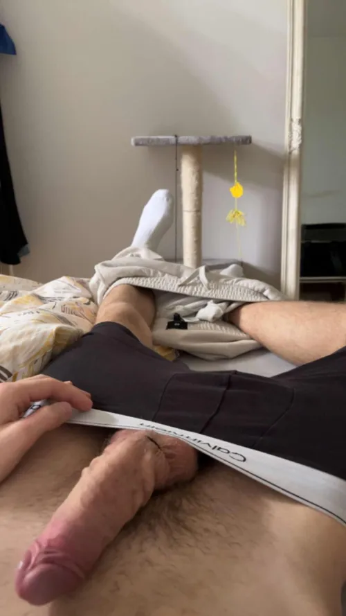 19m. Looking for a skinny or fit twink around my age. Im into socks: Nike Adidas white/black. Hmu