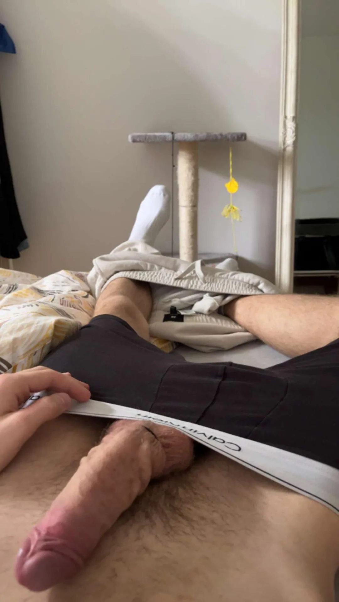 19m. Looking for a skinny or fit twink around my age. Im into socks: Nike Adidas white/black. Hmu