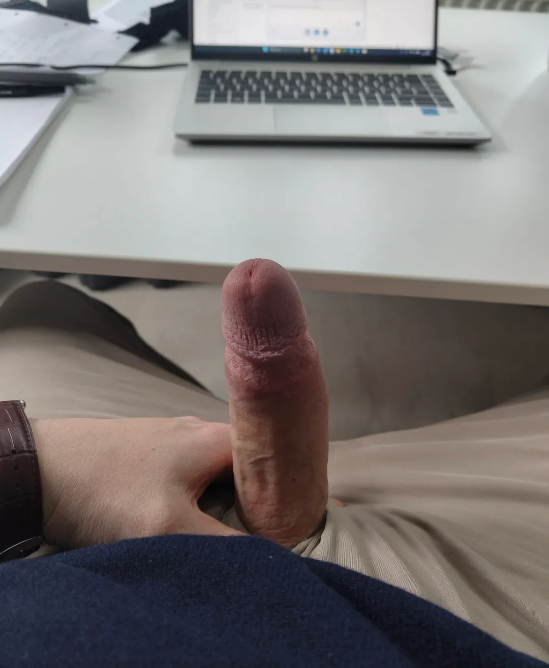 Erstmal schön den Riemen wichsen während eines Calls im Home-Office 💦