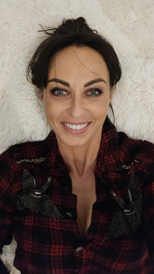 If an older woman like me texts you, will you reply back ? 🥺