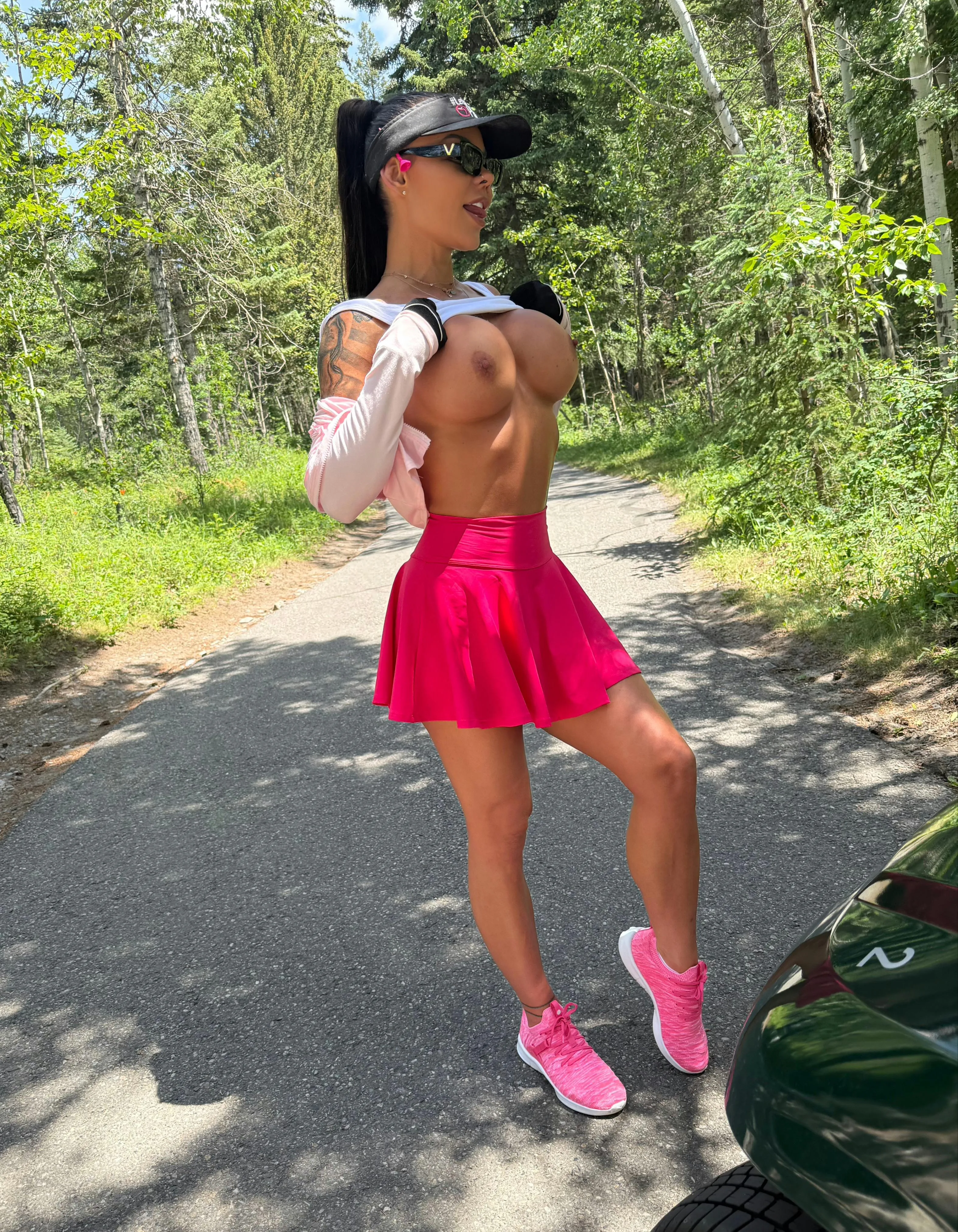 Stopped in between holes for a few pics and a quickie with my husband friend who was in the lead yesterday ... he got that extra hole