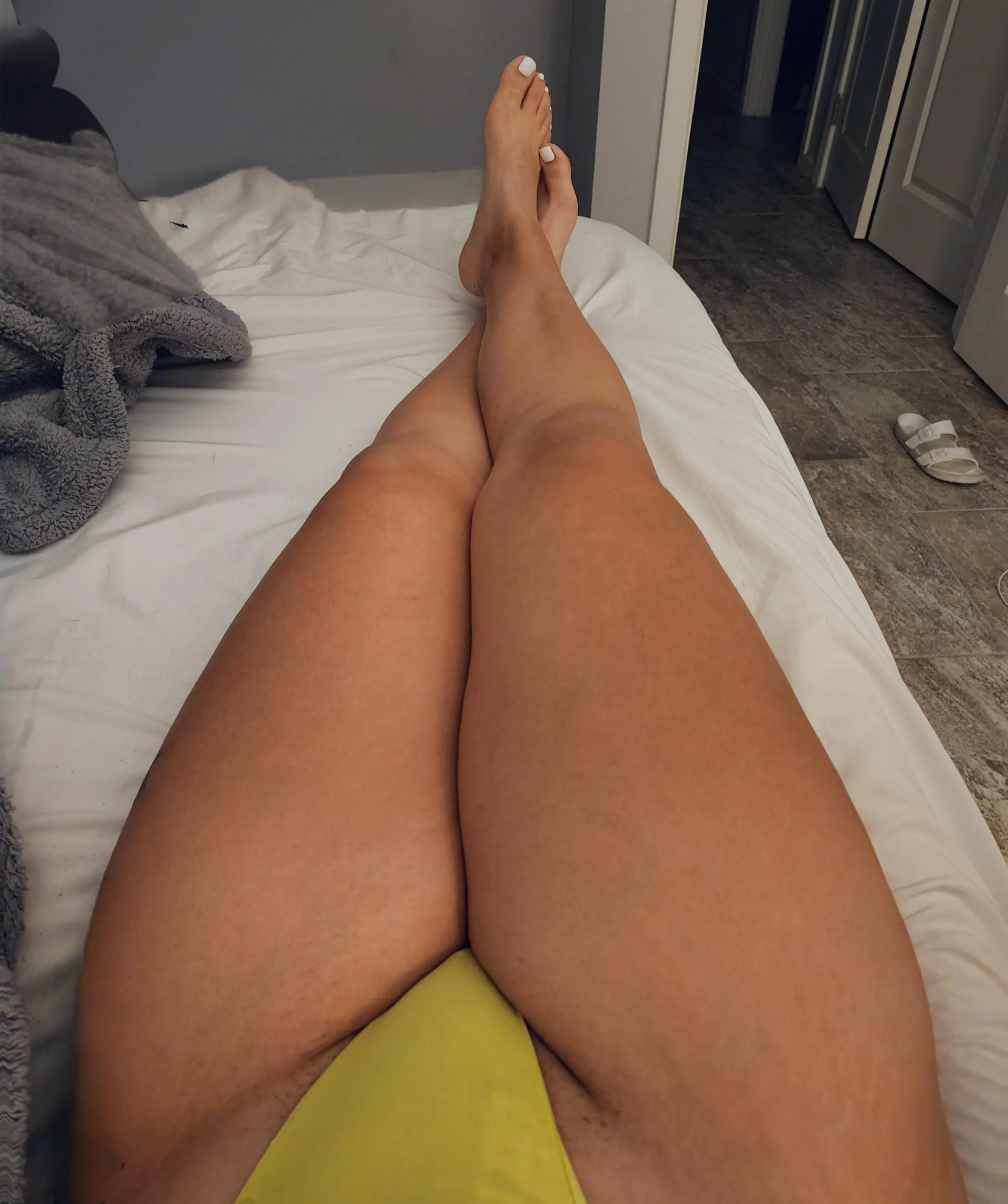 Thick thighs and white toes