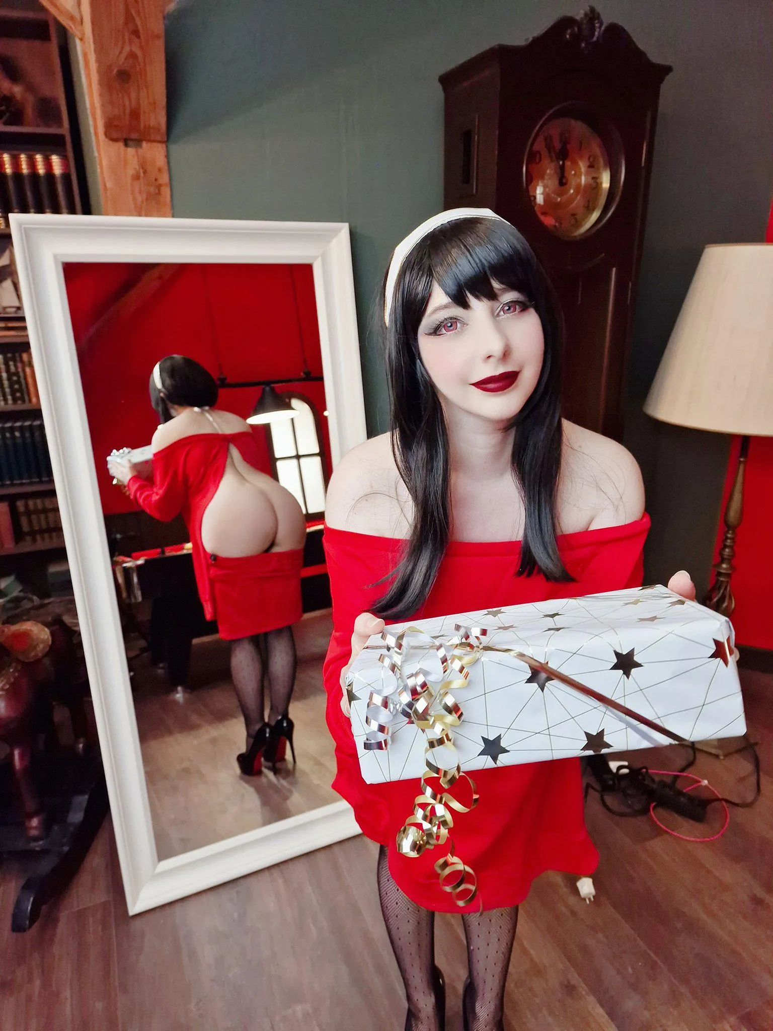 Yor got a Christmas gift for you (all credits goes to: Mikomi Hokina)