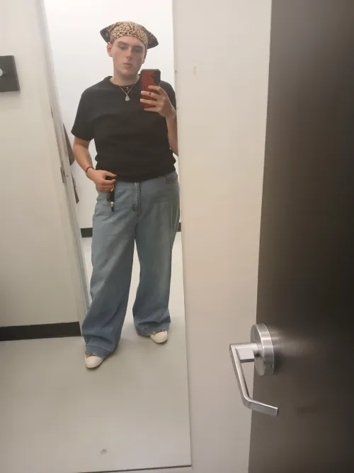 20 M does anyone go out on dates anymore ? Would love to be taken out for some GENIUNE fun!