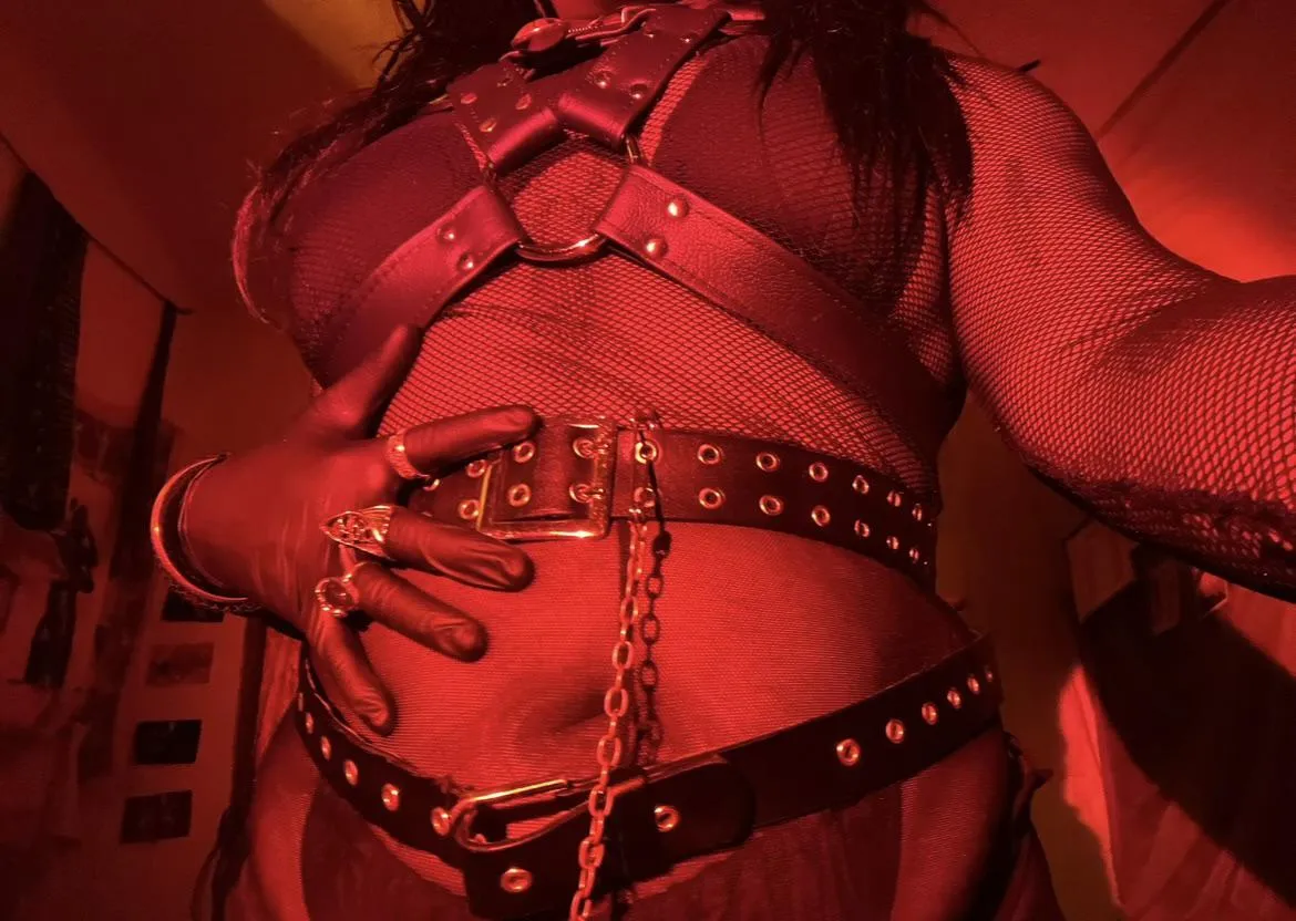 who’s gonna be a good little sub and let this lezdom drain their pockets for new leather gear? 🤭🖤 ｡𖦹°‧