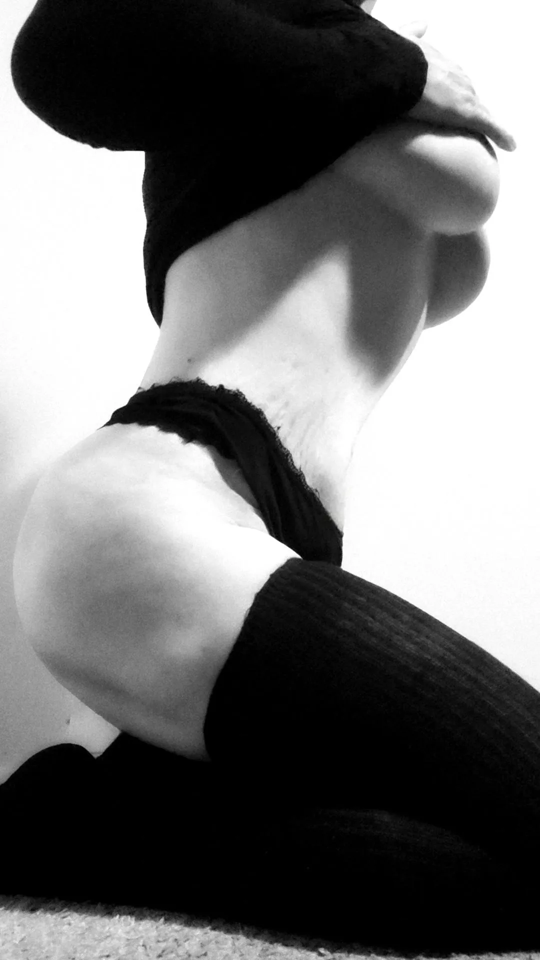 I admittedly use angles to hide the parts of my body I don't like. Here I am, in all my glory, stretchmarks and all 💜 No per(f)ection here.