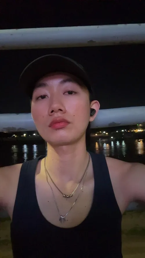 22 Asian twink here HNY hmu snap@dkhi74