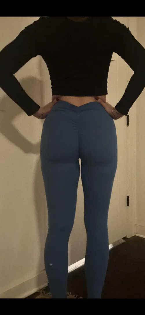 Gym wifebutt…… the squat action is perfection and not single man or woman not watching it…..