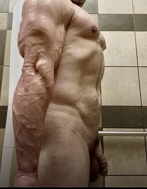 Raise your hand if you like thick married gym guys?