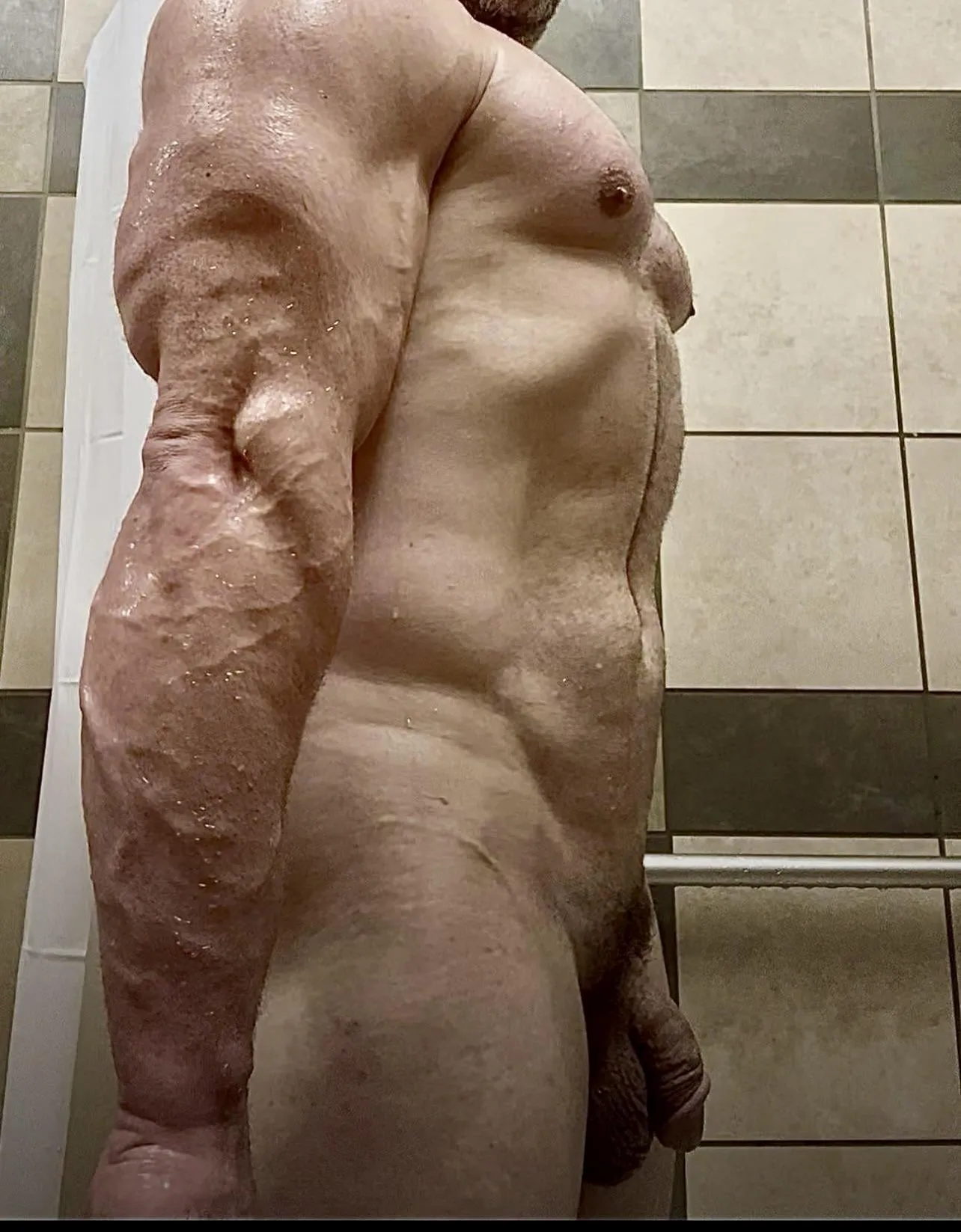 Raise your hand if you like thick married gym guys?