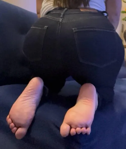 This is my gift for you. Big round ass + Tiny wrinkly feet.