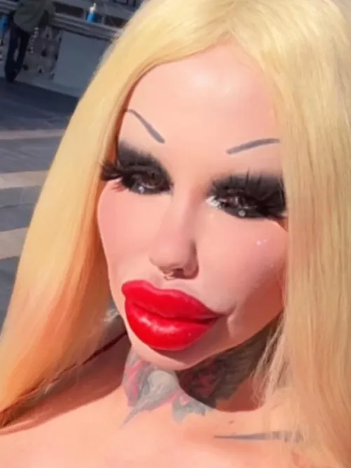 ..Ready for juicy red lipstickkisses? 💋