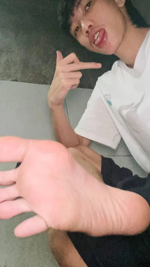 19 Asian dom!nant boy🔥 Looking for new subbbs to Control 😈 be my foot slave