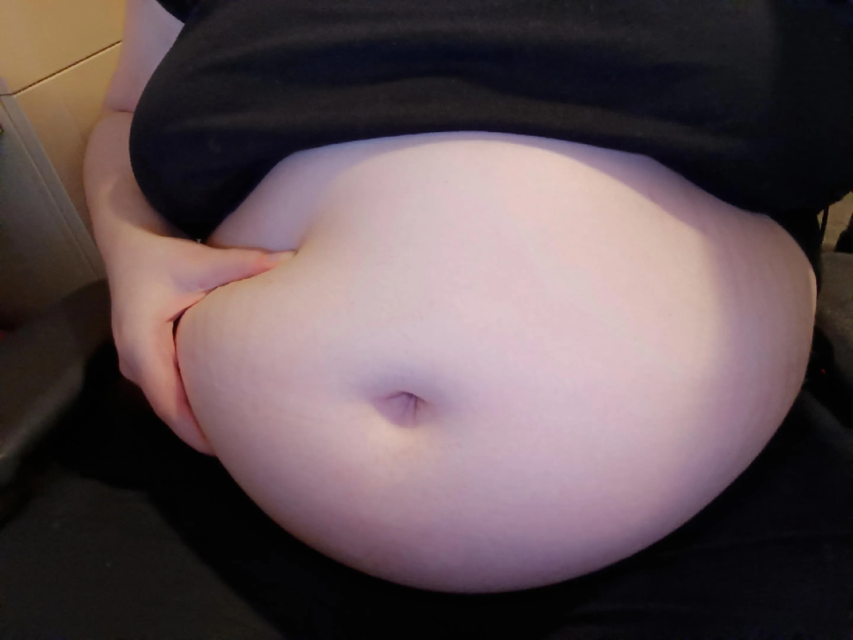 My birthday is in 3 dayssss (9th), I hope I'll get a big cake and snacks to fill my big soft belly 🤭🤭