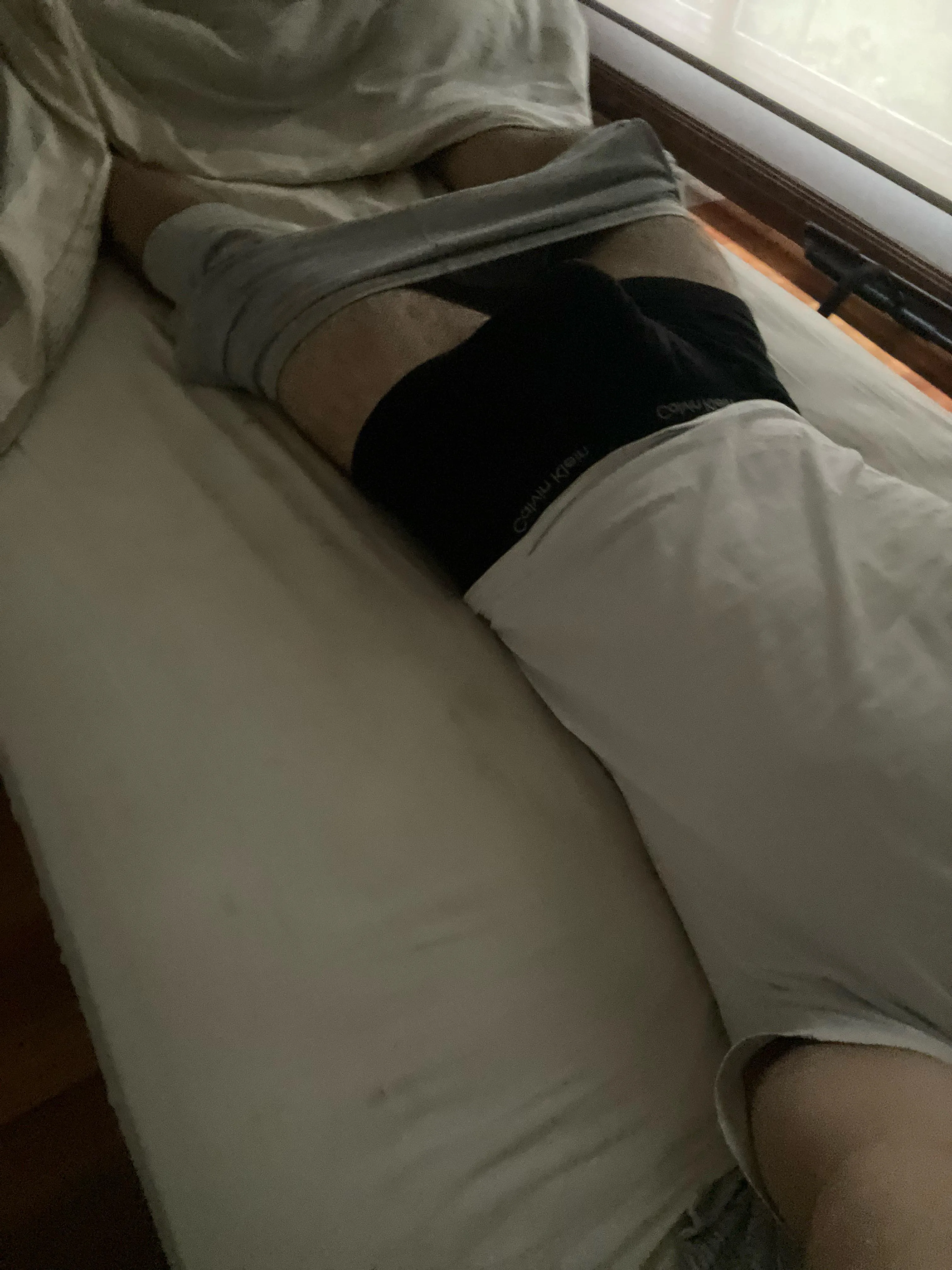 19 looking for bros to jerk and have fun together