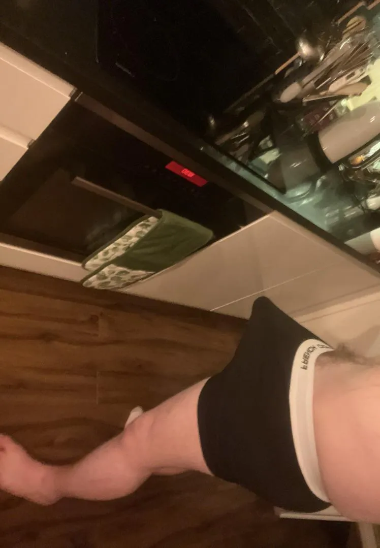 [19] roommate is out which means kitchen boner