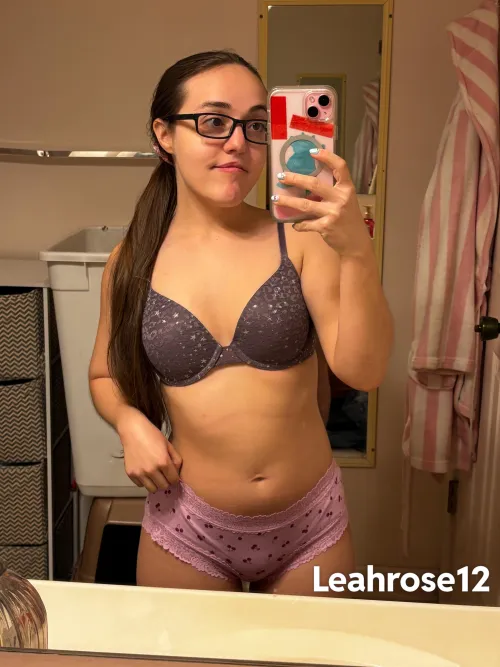 4’8 petite do you find me attractive? 💜