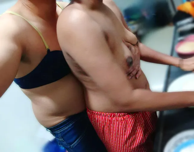 This sissy slut hubby removeing my bra for morning snap🔥looks so hot right🥵making roti if u wnn to eat😉